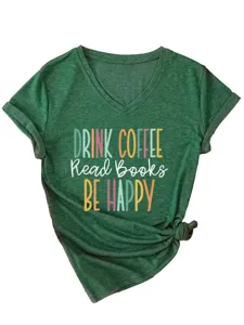 Grünes V-Ausschnitt Kurzarm Damen T-Shirt Detailansicht, Kaffee und Bücher Grafikprint Motiv.