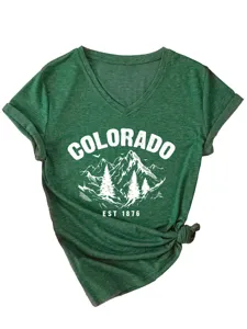 Damen grünes V-Ausschnitt Kurzarm Grafik T-Shirt mit Colorado Bergprint Design.