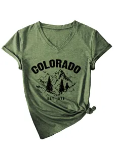 Olivgrünes V-Ausschnitt T-Shirt mit Colorado-Bergdruck und stylischem Knotensaum-Detail.