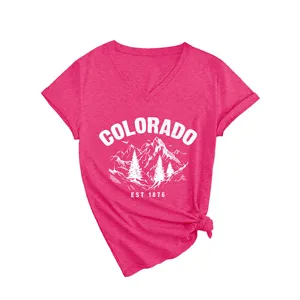 Damen V-Ausschnitt Kurzarm T-Shirt in Pink mit Colorado Berg Grafik Druck und Knotendetail.