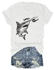Detailansicht des lässigen Damen Kurzarm T-Shirts mit witzigem Haifisch Grafikprint.