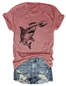 Damen lässiges lustiges Hai Boop Print Rundhals Kurzarm T-Shirt kombiniert mit Jeansshorts.