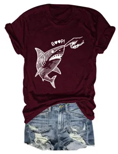 Lässiges Damen Kurzarm T-Shirt mit lustigem Hai-Grafikdruck und passender Jeansshorts.