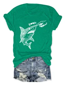Detailansicht eines grünen Damen Kurzarm T Shirts mit lustigem Hai Motiv und Jeansshorts Outfit.