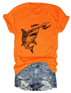 Oranger Damen Kurzarm T-Shirt mit lustigem Hai Print kombiniert mit coolen Jeansshorts.