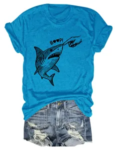 Lässiges blaues Kurzarm-T-Shirt mit witzigem Haifisch-Druck und kurzen Jeansshorts für Damen.