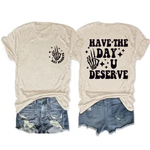 Haferflockenfarbenes Kurzarmshirt mit Jeansshorts und cooler Skelett Grafik für Damen.