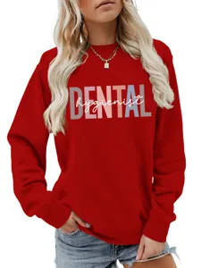 Nahaufnahme eines roten Damen Sweatshirts mit stilvollem Dental Hygienist Aufdruck.