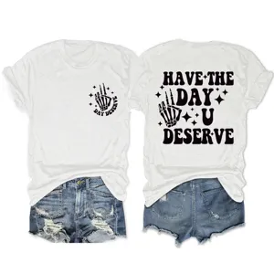 Lässiges Damen Kurzarm T-Shirt mit coolem Skelett Hand Grafik Print und stylischen Shorts.