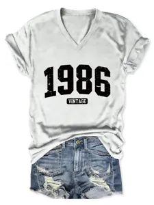 Donna vintage 1986 grafico scollo a V manica corta t-shirt bianca top estivo casual.