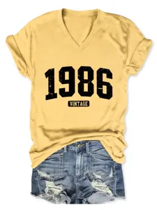 Maglietta da donna gialla con scollo a V e stampa grafica vintage 1986 per abbigliamento estivo.