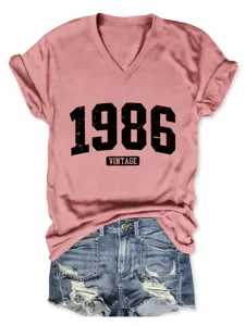 Maglietta casual con scollo a V e stampa Vintage 1986, vista di dettaglio in morbido cotone.