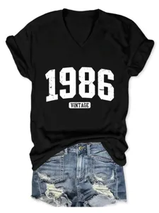 Casual t-shirt nera con scollo a V e maniche corte con stampa vintage 1986 da donna.