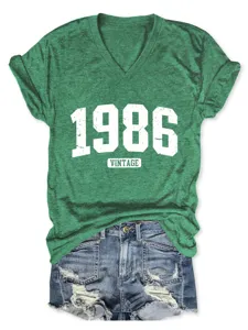 Primo piano dettagliato di una t-shirt verde scollo a V vintage 1986 con pantaloncini di jeans.