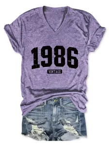 Maglietta casual da donna a maniche corte con scollo a V e stampa viola vintage 1986.