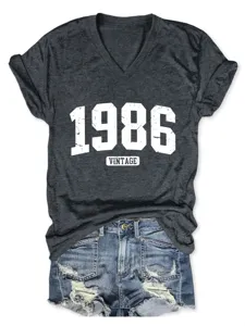 Maglietta grafica grigio scuro con scollo a V e maniche corte con pantaloncini denim