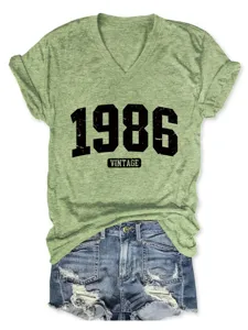 Maglietta manica corta scollo V verde oliva con stampa vintage 1986 per donna casual.