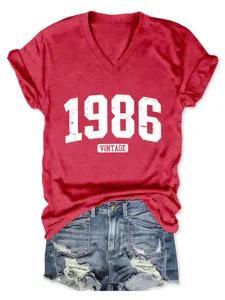 Maglietta da donna rossa con collo a V maniche corte vintage 1986 con pantaloncini di jeans.