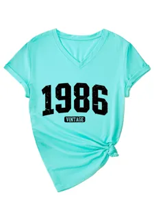 Dettaglio t-shirt collo V manica corta verde menta, grafica vintage 1986, design nodo anteriore.