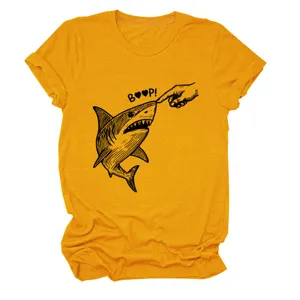 Gelbes Damen Kurzarm T-Shirt Detail mit lustigem Haifisch Boop Grafikprint für den Sommer.