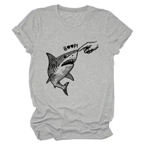 Detailansicht des grauen Kurzarm T-Shirts mit witzigem Haifisch Hand Grafik-Print.