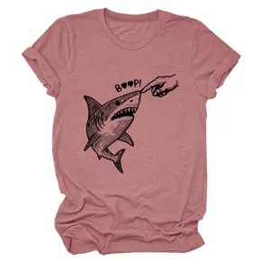 Detailansicht des niedlichen Haifisch-Drucks mit witzigem Finger-Motiv auf dem rosa Shirt.