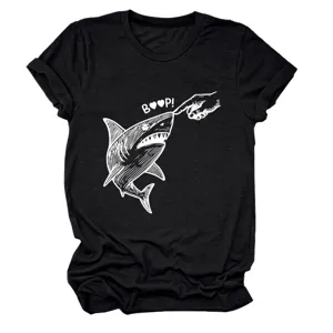 Detailaufnahme eines schwarzen Freizeit-Kurzarm-T-Shirts mit einem lustigen Hai-Grafikdruck.