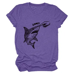Lustiges Haifisch Finger Boop Grafik Print Kurzarm Freizeit Rundhalsausschnitt Lila Damen T-Shirt.