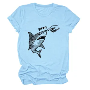 Nahaufnahme des hellblauen Damen T-Shirts mit niedlichem Haifisch Finger Druck Detail.