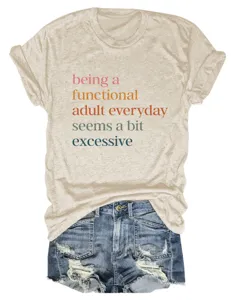 Casual γυναικείο μπεζ κοντομάνικο T-shirt με αστείο τύπωμα κειμένου και τζιν σορτς.