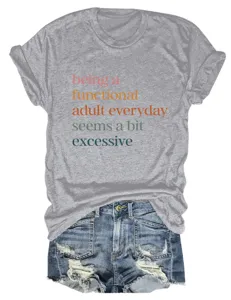 Άνετο casual γκρι κοντομάνικο t-shirt με μοντέρνο τύπωμα γραμμάτων και τζιν σορτς.