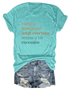 Λεπτομερές κοντινό πλάνο του casual T-shirt κοντού μανικιού με αστείο τύπωμα στο στήθος.