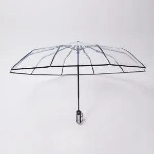 Ombrello pieghevole automatico trasparente con stecche nere robuste e impugnatura comoda.