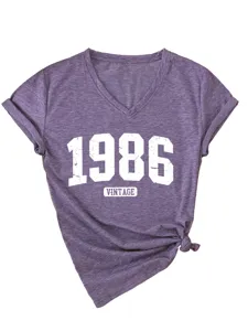 Dettaglio del top viola con scollo a V, stampa vintage 1986 e orlo annodato alla moda.