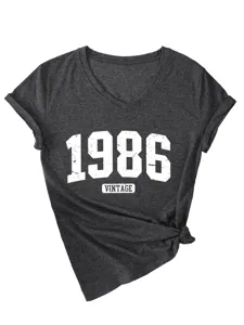 Vista dettagliata della t-shirt da donna grigio scuro con scollo a V e stampa 1986.