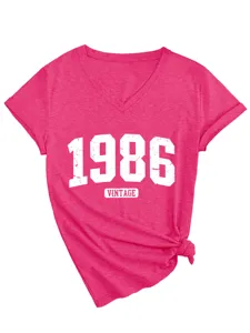 Maglietta da donna rosa con scollo a V e maniche corte con stampa vintage 1986 e nodo.