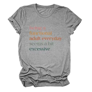 Λεπτομέρεια γκρίζου T-shirt κοντομάνικου με τύπωμα, casual γυναικεία ρούχα καθημερινά.