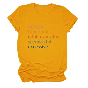 Γυναικείο μουσταρδί κοντομάνικο t-shirt με στρογγυλή λαιμόκοψη και αστεία στάμπα με γράμματα.