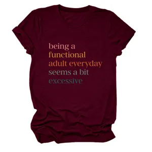 Μπορντό γραφικό t-shirt κοντινή λεπτομέρεια που δείχνει εκτύπωση σλόγκαν στο στήθος