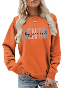 Detailansicht eines lässigen orangen Langarm-Sweatshirts mit Dentalhygieniker-Print.