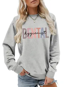 Nahaufnahme Detailansicht des grauen Langarm Sweatshirts mit modernem dentalen Motivdruckdesign.