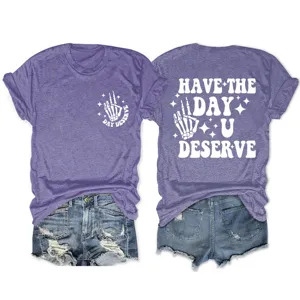 Lila Kurzarm T-Shirt mit Skelett-Hand und Statement-Print kombiniert mit Jeans-Shorts.