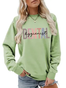 Nahaufnahme des hellgrünen Sweatshirts mit Rundhalsausschnitt und dental hygienist Druckdetail.
