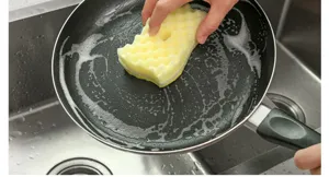 Vista dettagliata spugna pulizia cucina tampone abrasivo per stoviglie cura quotidiana casa