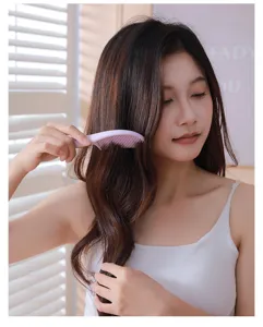 Peigne de massage portable pour cheveux lisses et démêlés, idéal pour un usage quotidien.