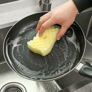 Spugna per pulizia domestica e spugnetta abrasiva per lavare piatti, pentole e utensili da cucina.