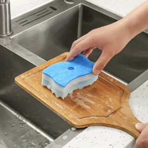 Spugna per la pulizia della cucina e tampone abrasivo per lavare piatti e pentole.
