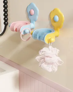 Primer plano del soporte de ducha con diseño de flor colorido montado en la pared del baño.