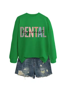 Lässiges grünes Langarm-Sweatshirt mit Dental Hygienist Print und stylischen Jeansshorts.