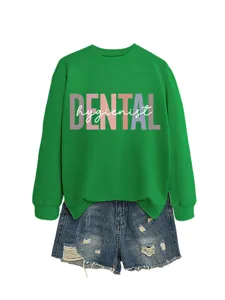 Grünes Dental Hygienist bedrucktes Sweatshirt mit Jeansshorts, lässiges Herbst Oberteil.